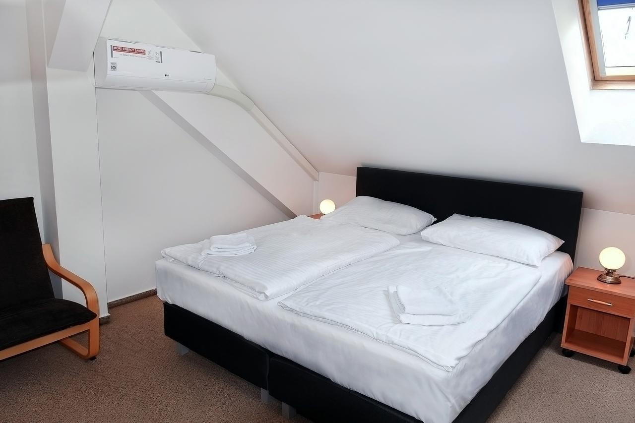 白小马酒店 Třeboň 外观 照片